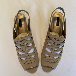 Array Elegant Women's Tan Woven Sandals